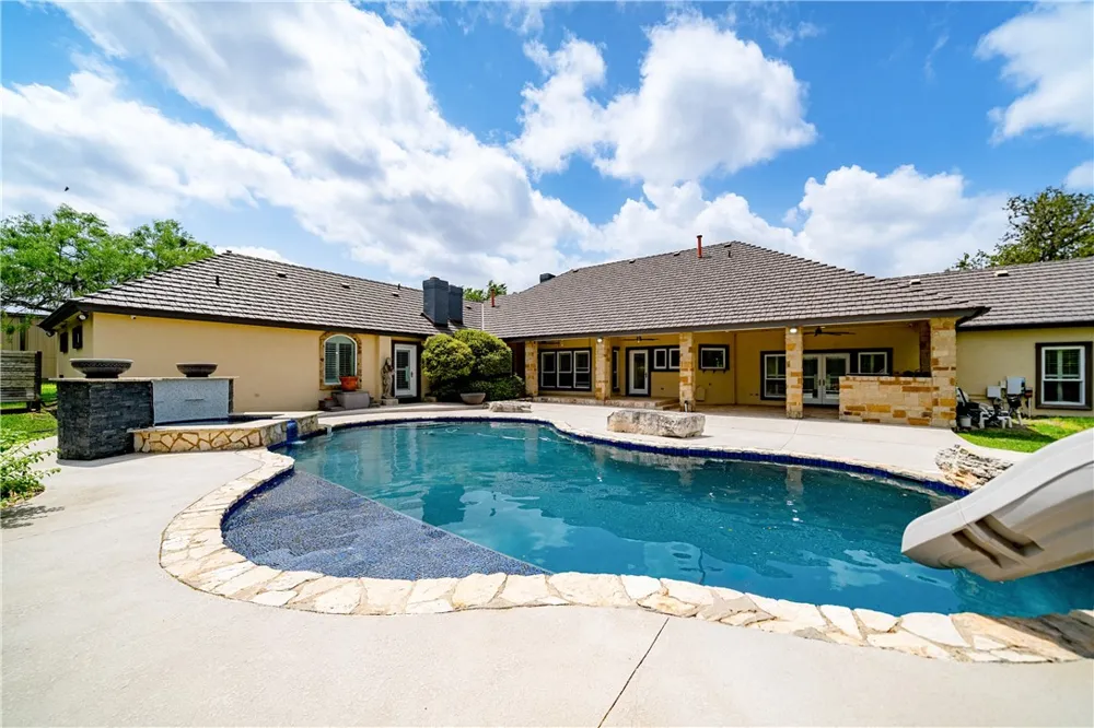5548 County Road 81 Robstown, TX 78380