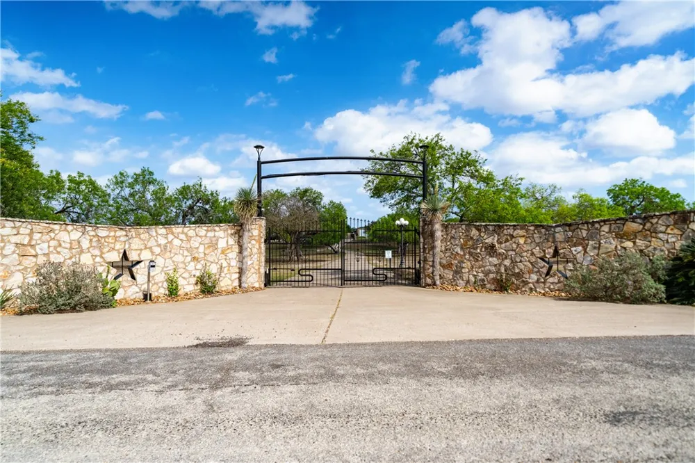 5548 County Road 81 Robstown, TX 78380