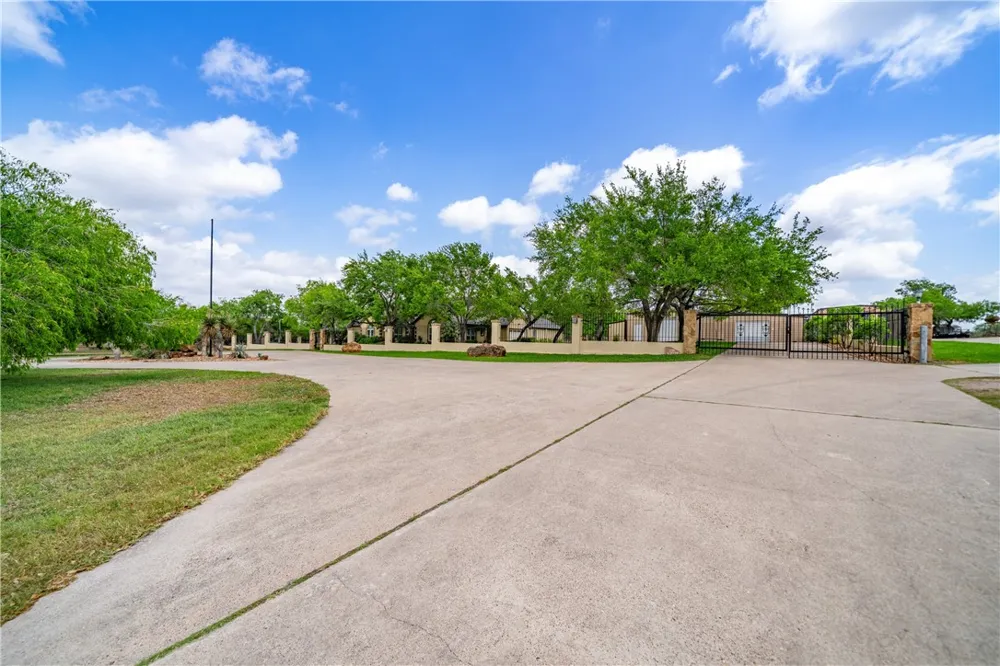 5548 County Road 81 Robstown, TX 78380