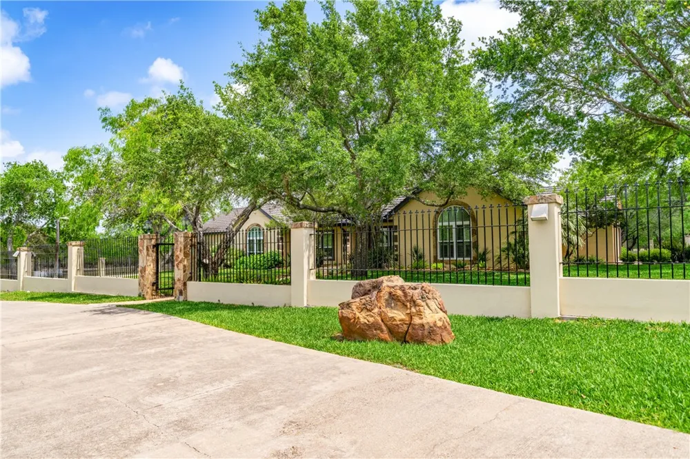 5548 County Road 81 Robstown, TX 78380