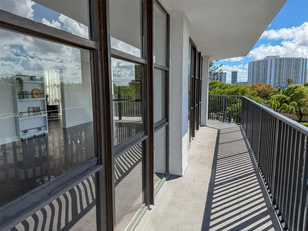 1000 Parkview Dr #531 Hallandale Beach, FL 33009