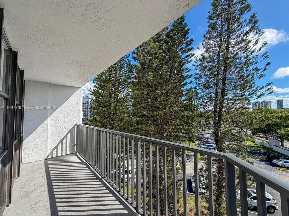1000 Parkview Dr #531 Hallandale Beach, FL 33009
