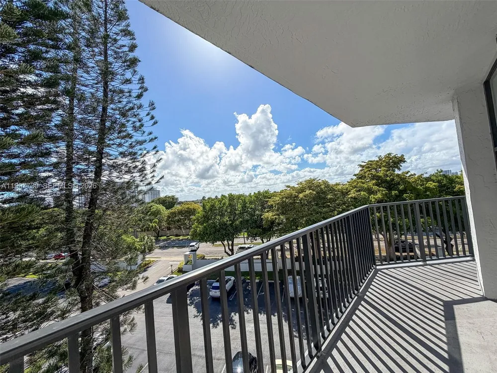 1000 Parkview Dr #531 Hallandale Beach, FL 33009