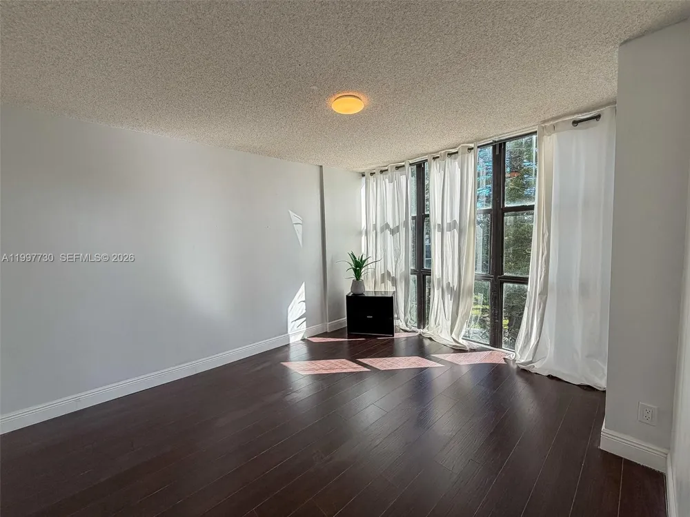 1000 Parkview Dr #531 Hallandale Beach, FL 33009