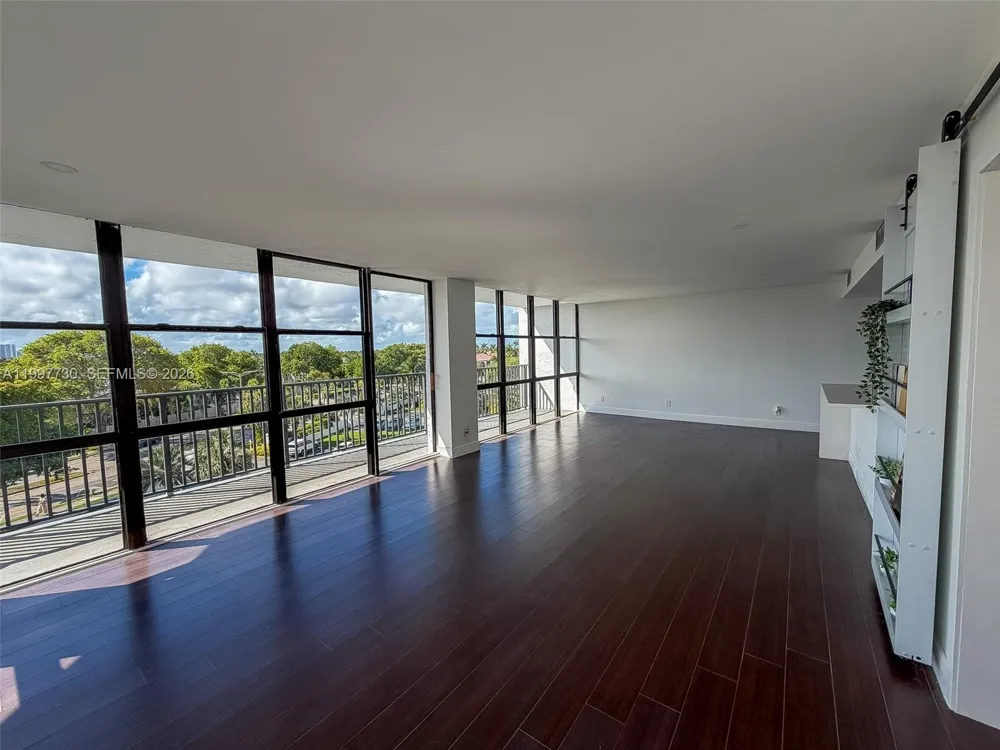 1000 Parkview Dr #531 Hallandale Beach, FL 33009