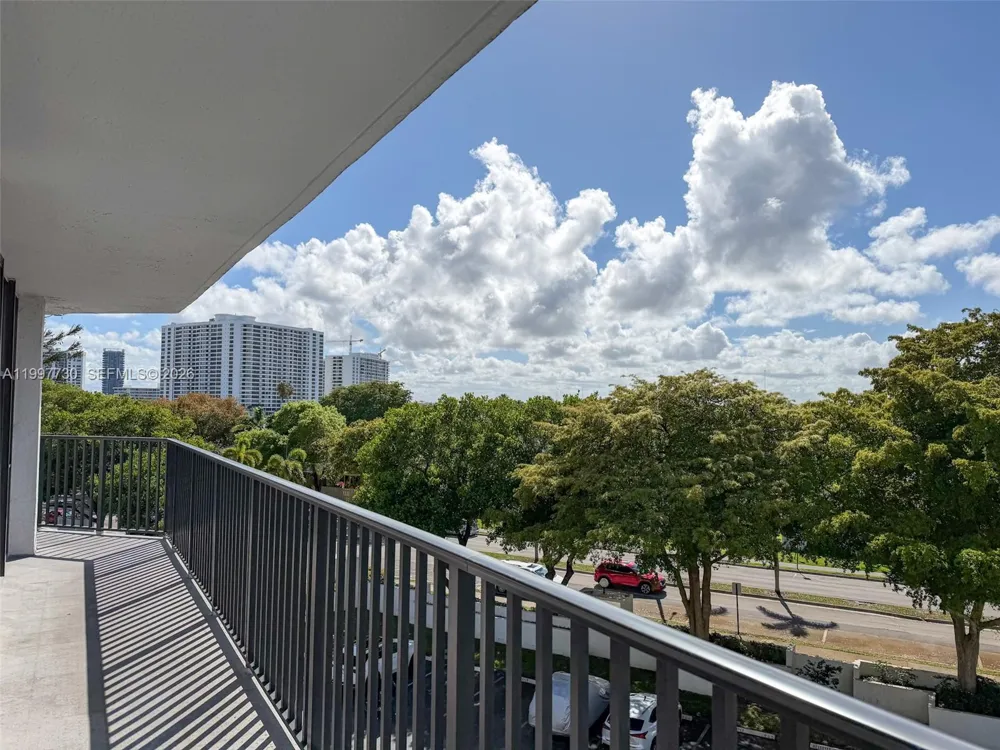 1000 Parkview Dr #531 Hallandale Beach, FL 33009