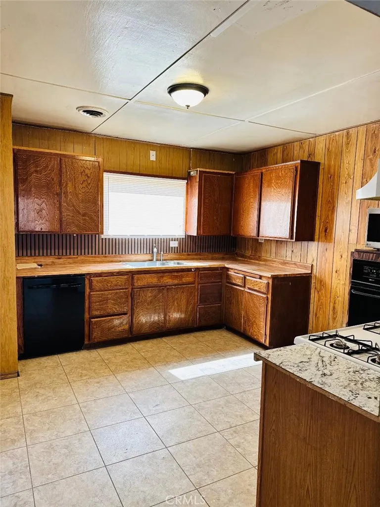 12013 Lee Avenue Adelanto, CA 92301