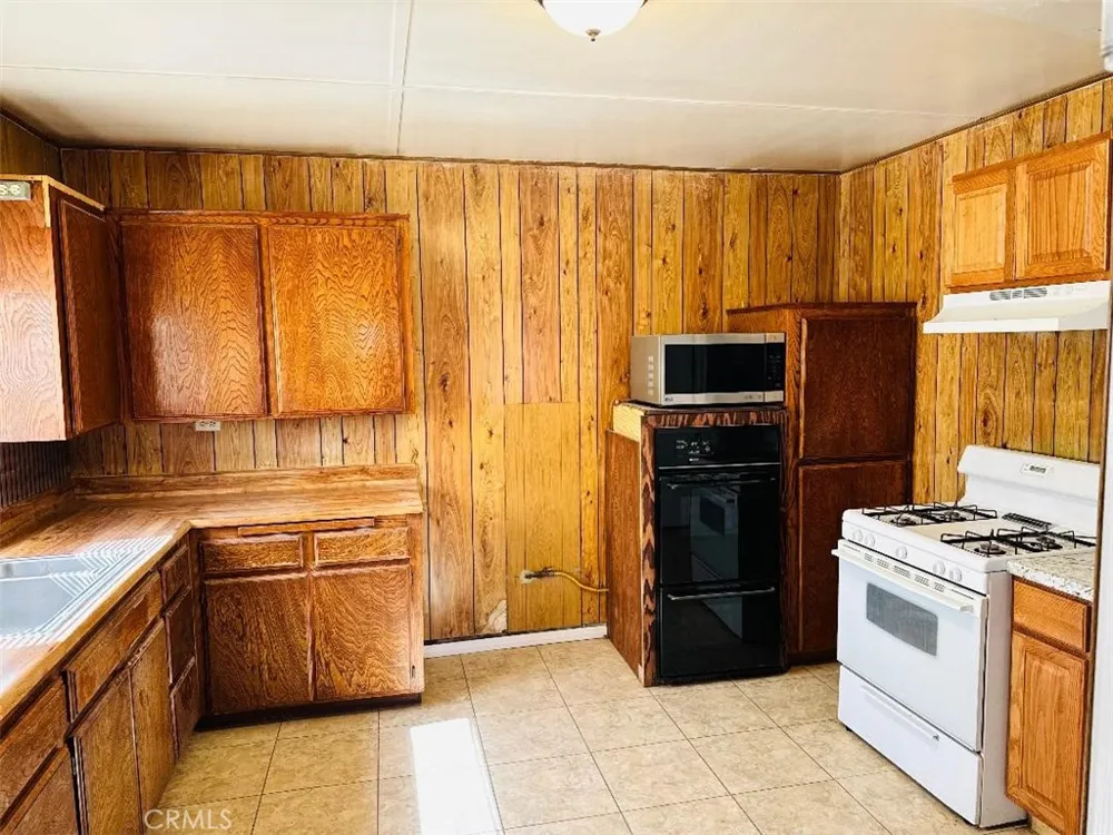 12013 Lee Avenue Adelanto, CA 92301