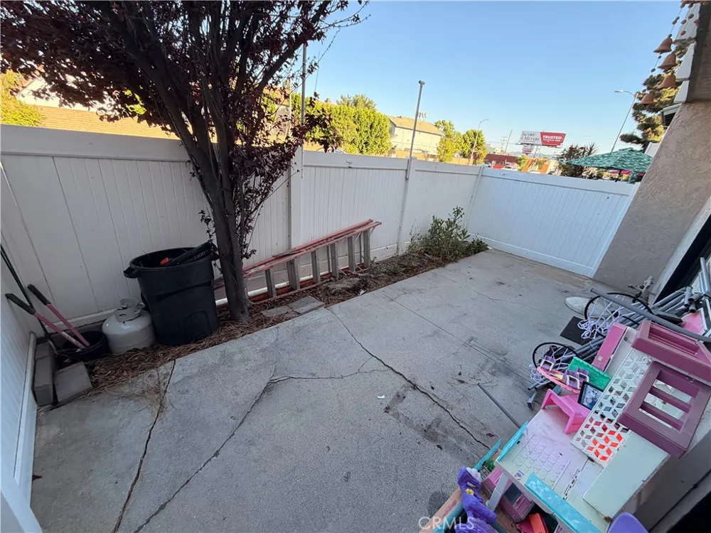8341 De Soto #10 Canoga Park, CA 91304
