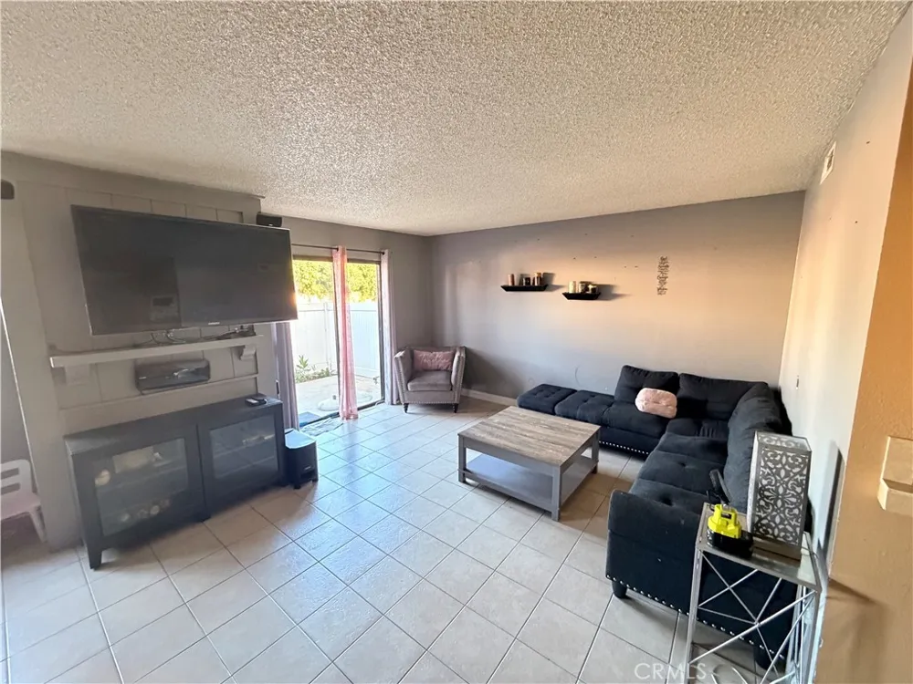 8341 De Soto #10 Canoga Park, CA 91304