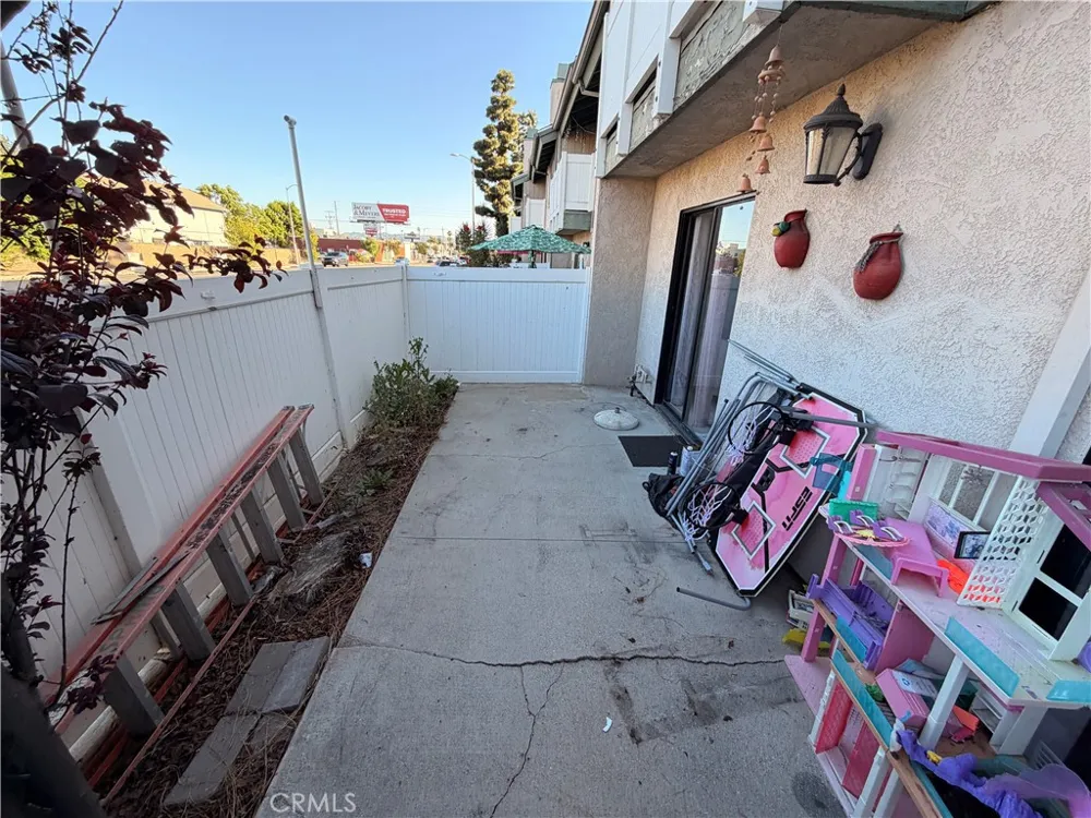 8341 De Soto #10 Canoga Park, CA 91304