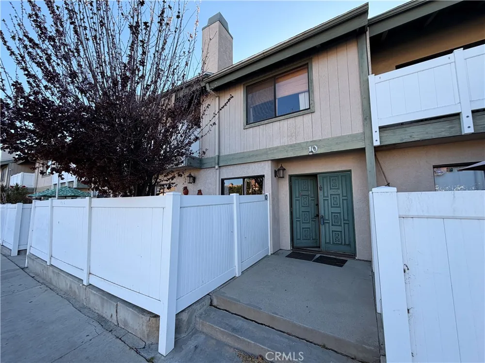 8341 De Soto #10 Canoga Park, CA 91304