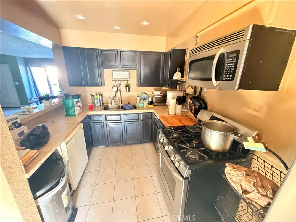 8341 De Soto #10 Canoga Park, CA 91304