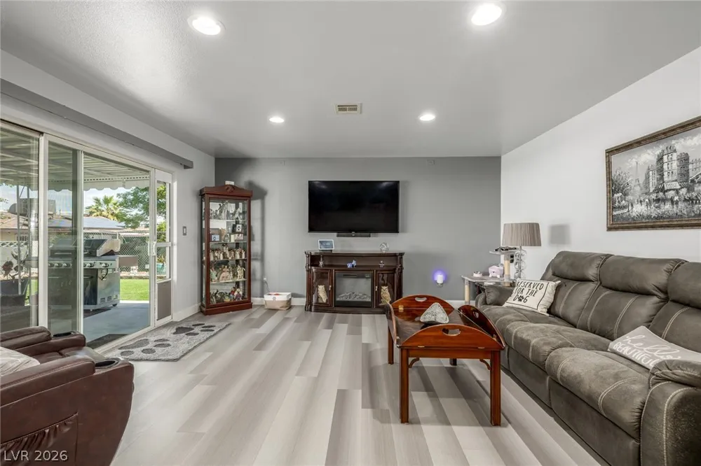 5204 Holmby Avenue Las Vegas, NV 89146
