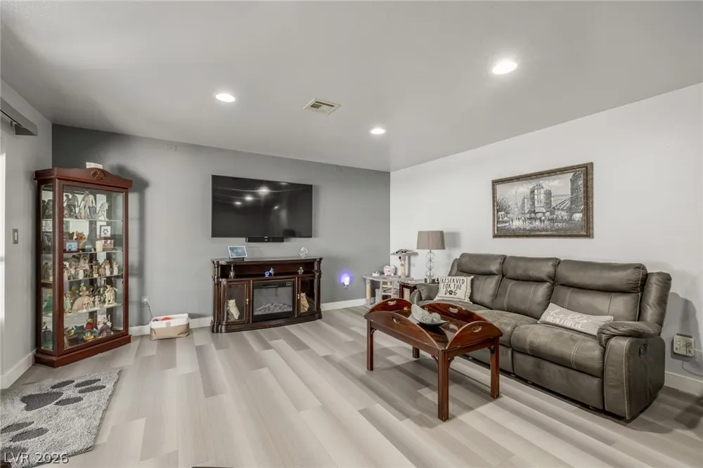 5204 Holmby Avenue Las Vegas, NV 89146