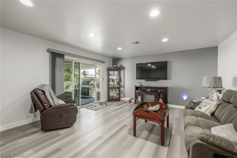 5204 Holmby Avenue Las Vegas, NV 89146