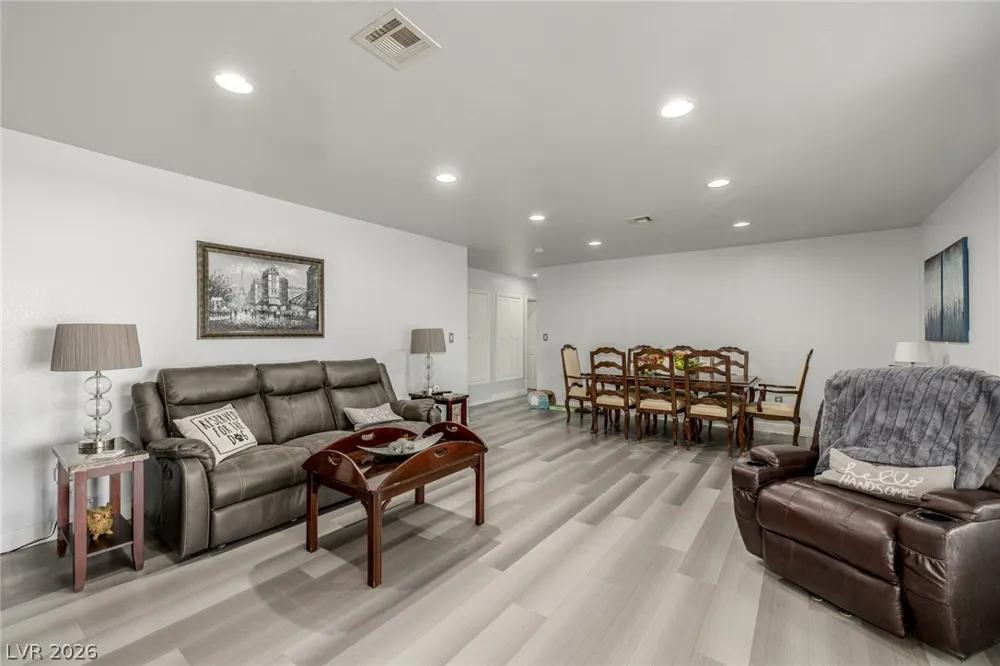 5204 Holmby Avenue Las Vegas, NV 89146