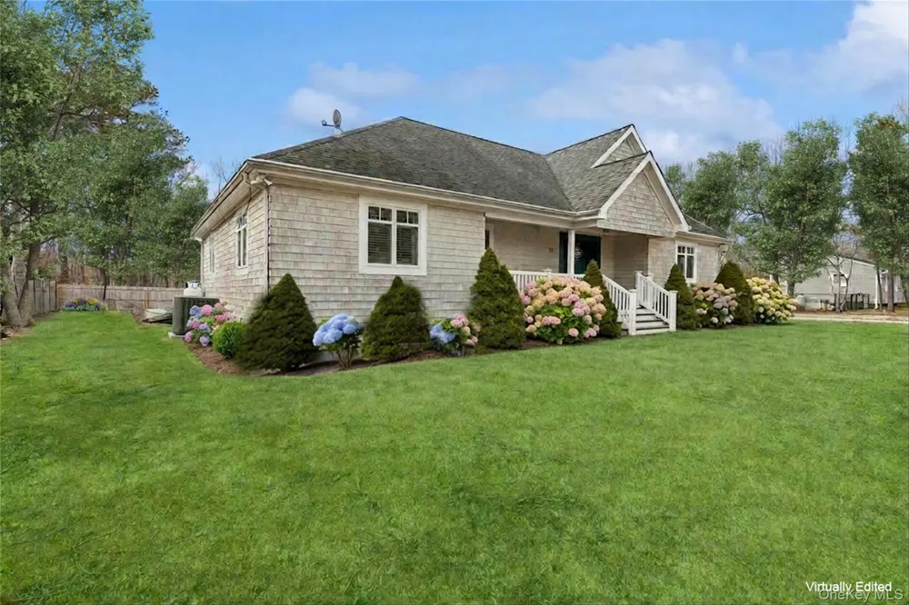10 Foxboro Road East Quogue, NY 11946