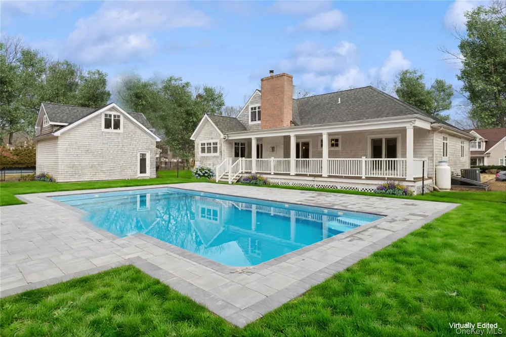 10 Foxboro Road East Quogue, NY 11946