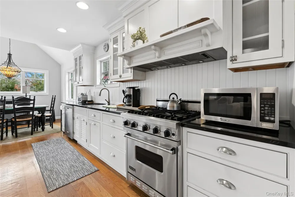 10 Foxboro Road East Quogue, NY 11946