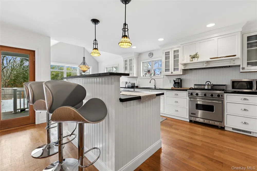10 Foxboro Road East Quogue, NY 11946