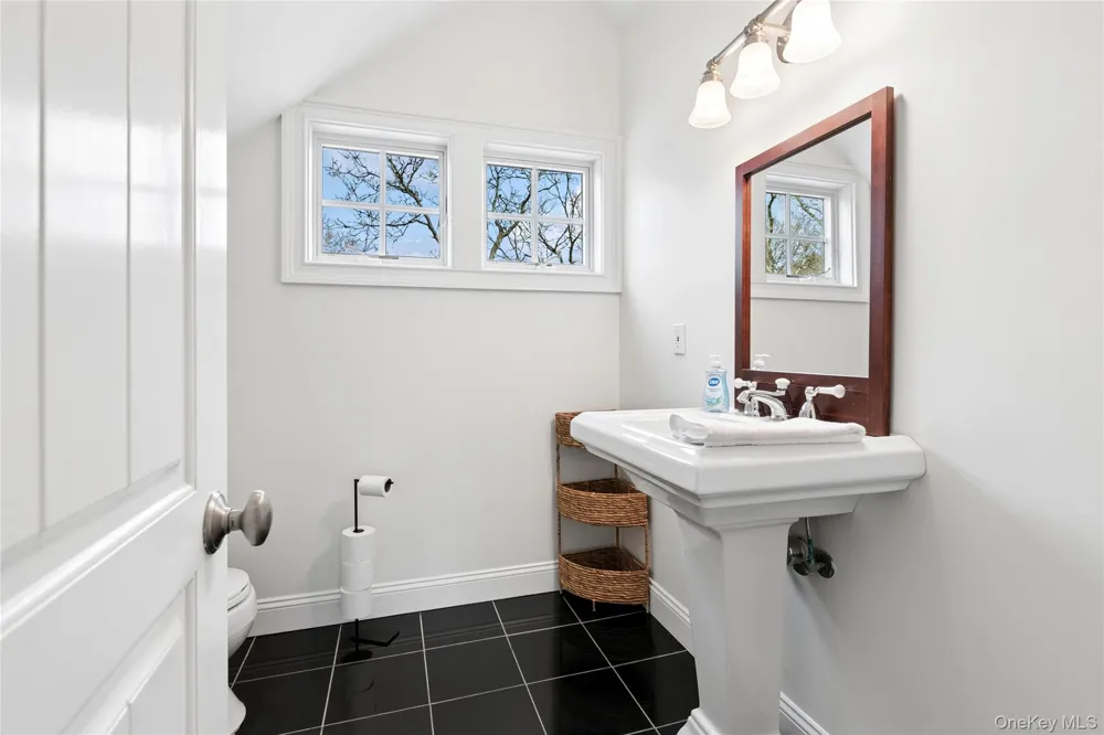 10 Foxboro Road East Quogue, NY 11946