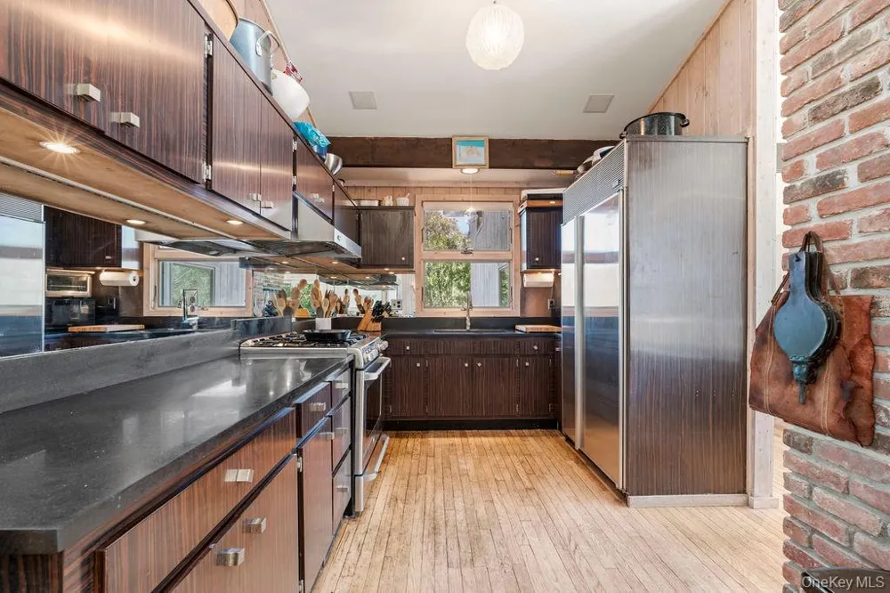 27 Atterbury Road Southampton, NY 11968
