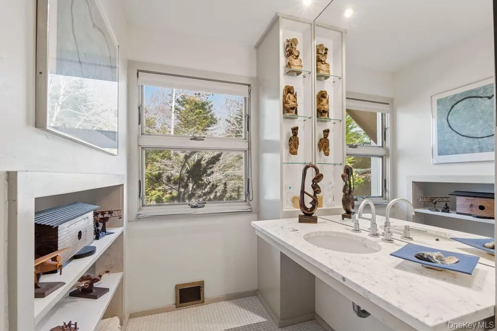 27 Atterbury Road Southampton, NY 11968