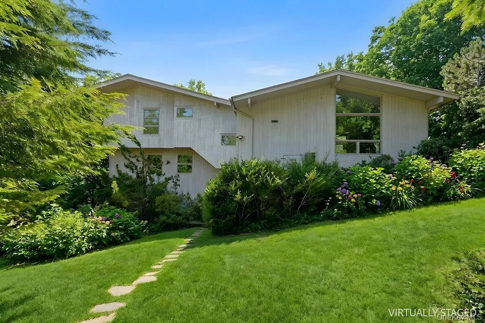 27 Atterbury Road Southampton, NY 11968