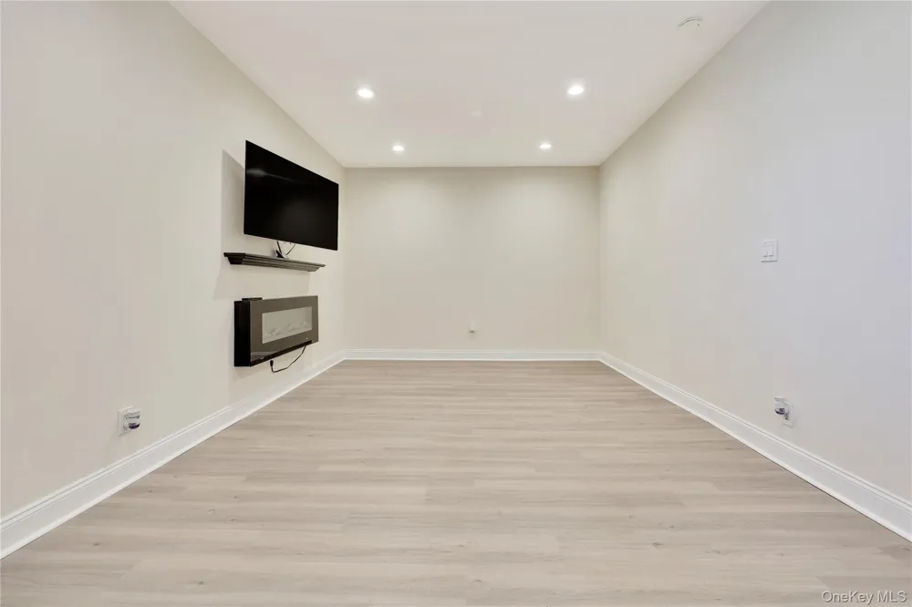 819 Broadway #1-G Woodmere, NY 11598
