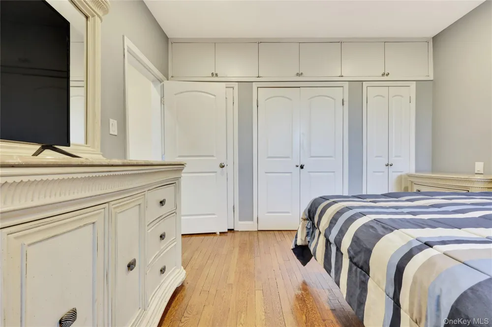 819 Broadway #1-G Woodmere, NY 11598