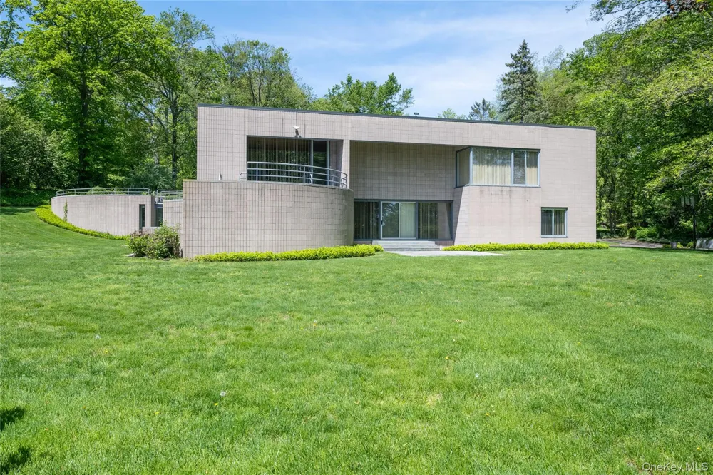 3 Paddock Court Old Westbury, NY 11568