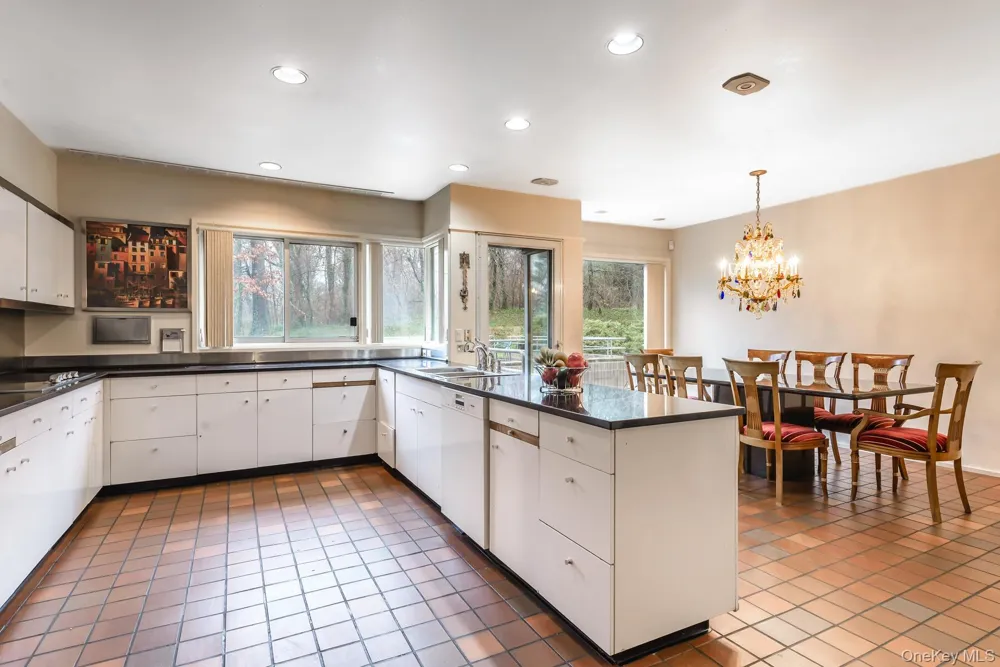 3 Paddock Court Old Westbury, NY 11568