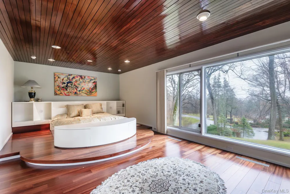 3 Paddock Court Old Westbury, NY 11568
