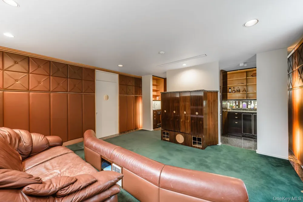 3 Paddock Court Old Westbury, NY 11568