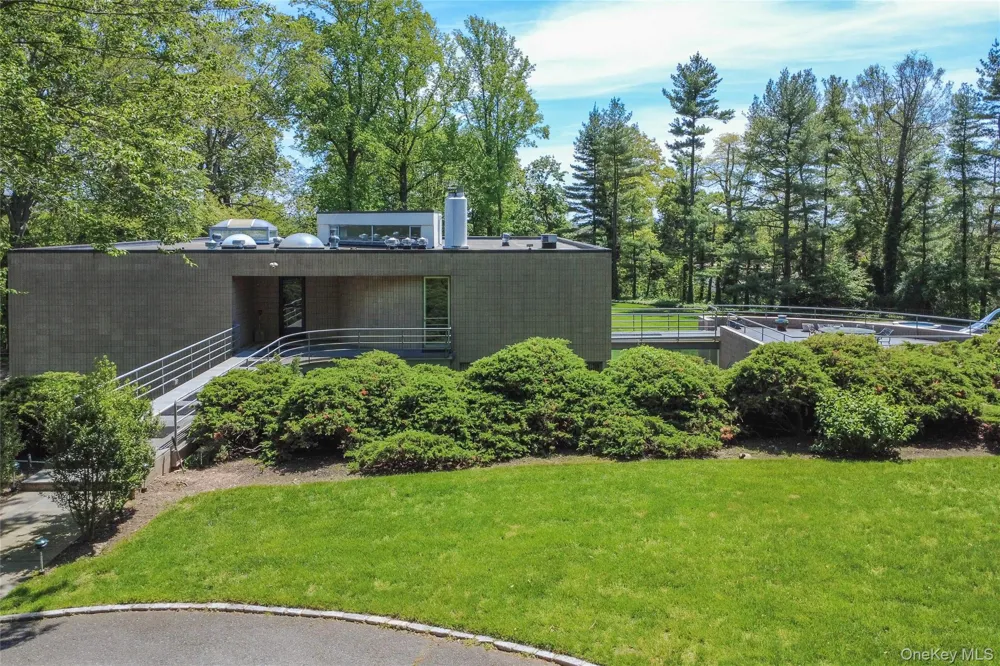 3 Paddock Court Old Westbury, NY 11568
