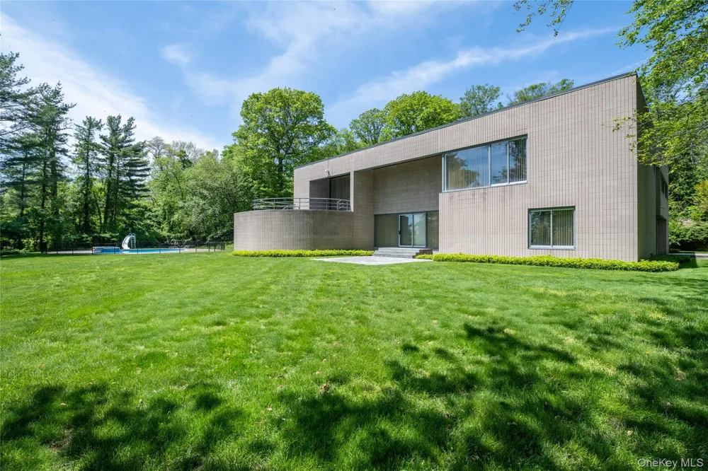 3 Paddock Court Old Westbury, NY 11568