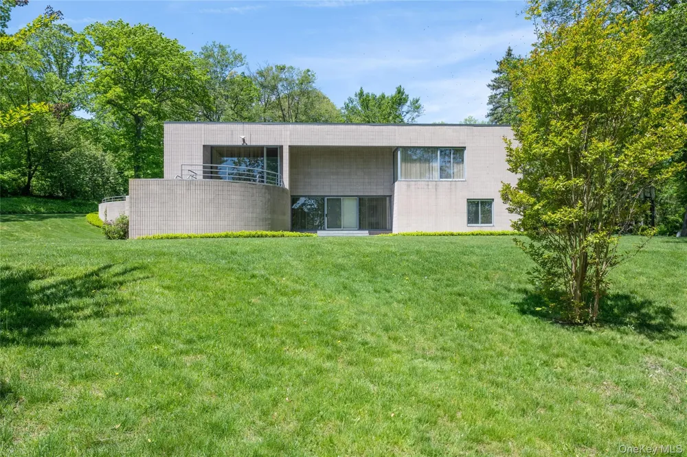 3 Paddock Court Old Westbury, NY 11568