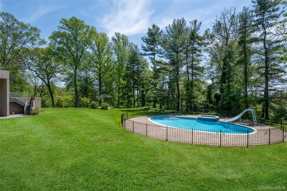3 Paddock Court Old Westbury, NY 11568