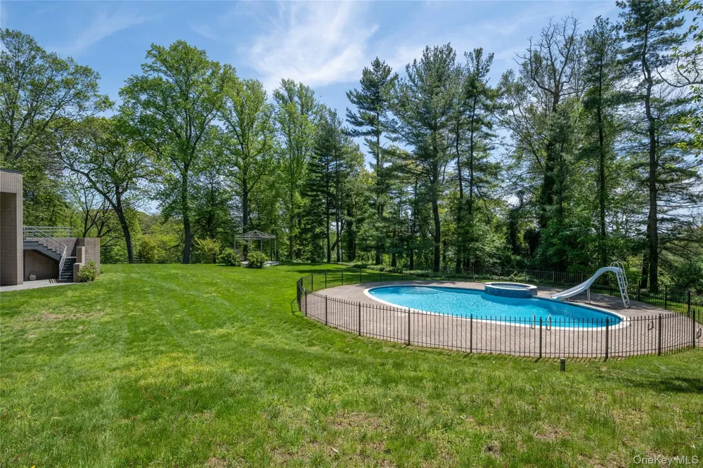 3 Paddock Court Old Westbury, NY 11568