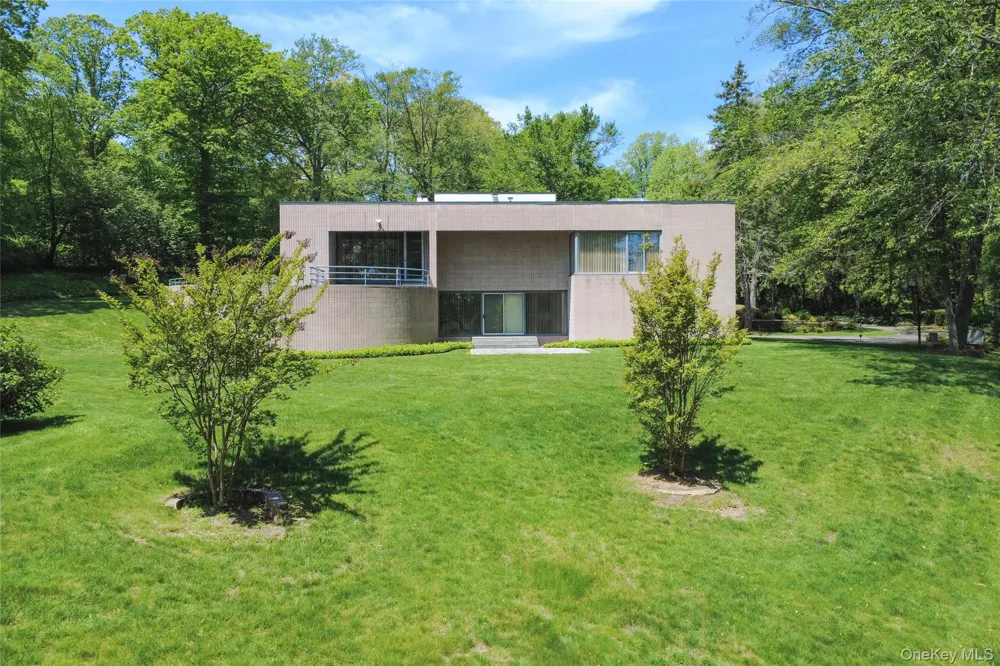 3 Paddock Court Old Westbury, NY 11568