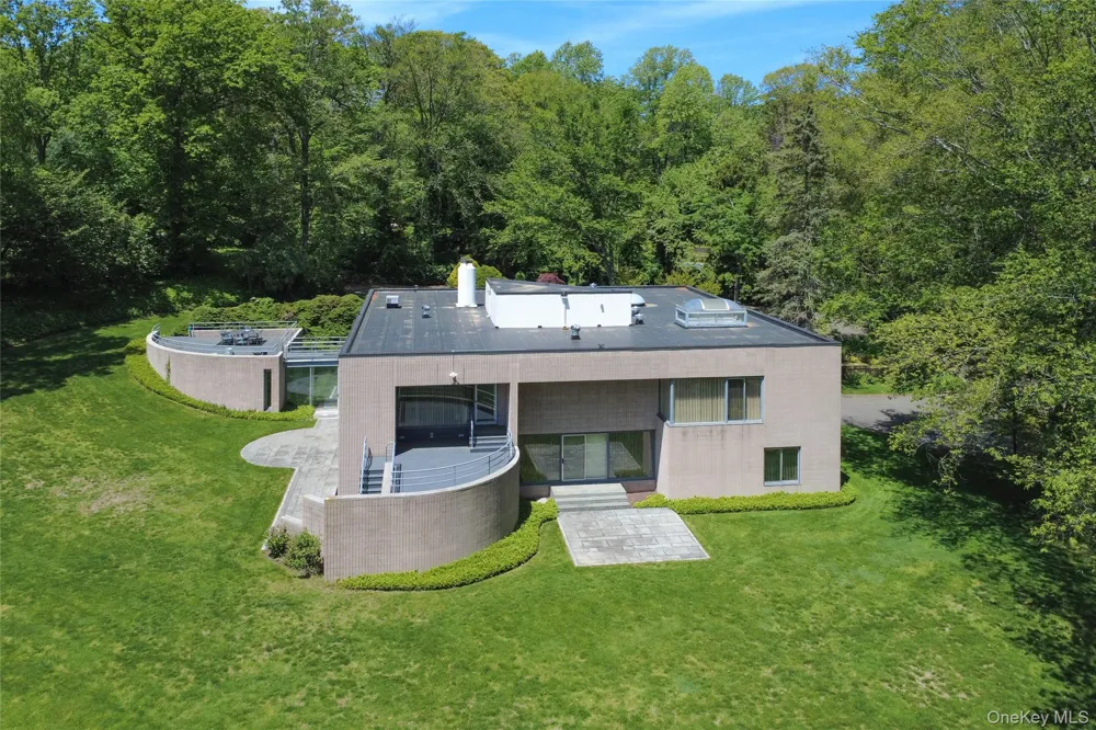 3 Paddock Court Old Westbury, NY 11568