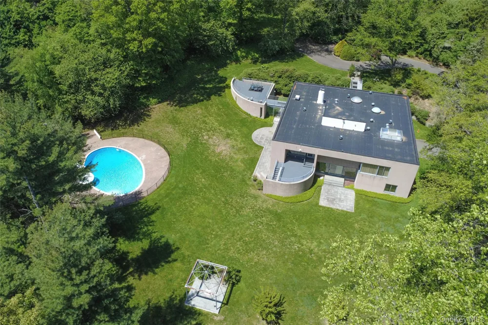3 Paddock Court Old Westbury, NY 11568
