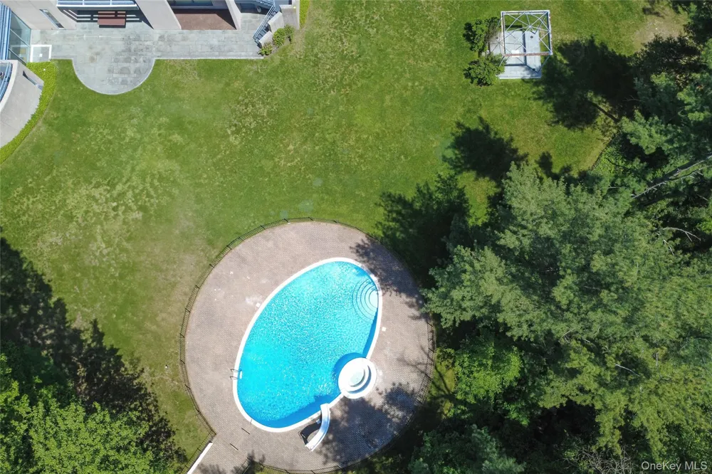 3 Paddock Court Old Westbury, NY 11568