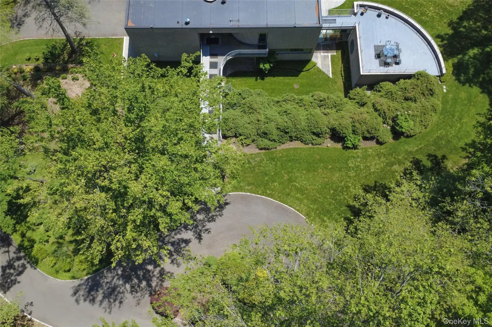3 Paddock Court Old Westbury, NY 11568