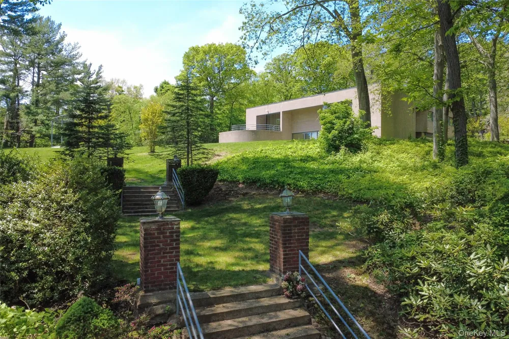 3 Paddock Court Old Westbury, NY 11568
