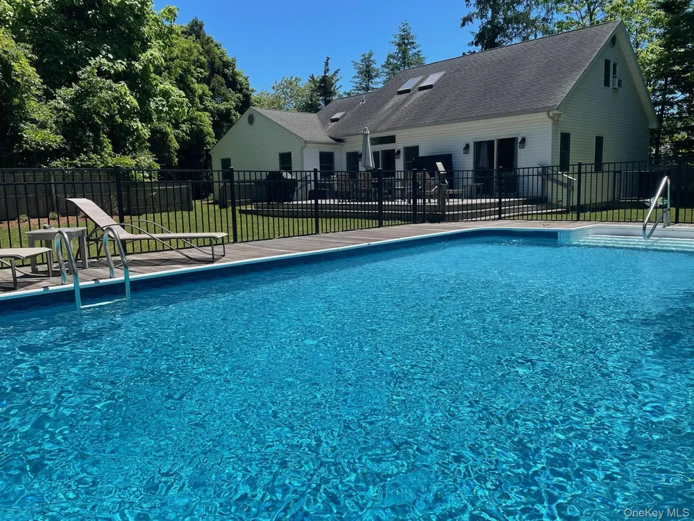 35 Maple Street Westhampton Beach, NY 11978