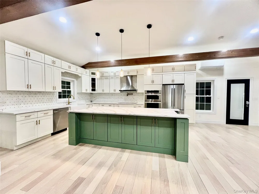 38 Railroad Avenue East Hampton, NY 11937