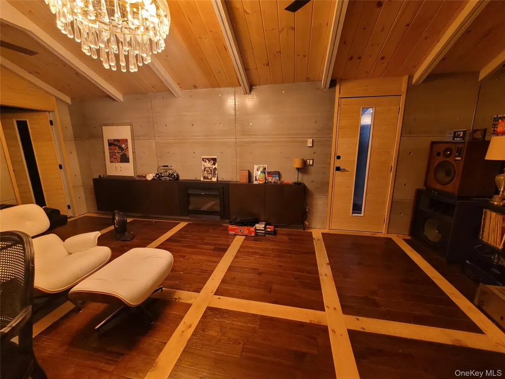 30 Straight Path Rock Hill, NY 12775