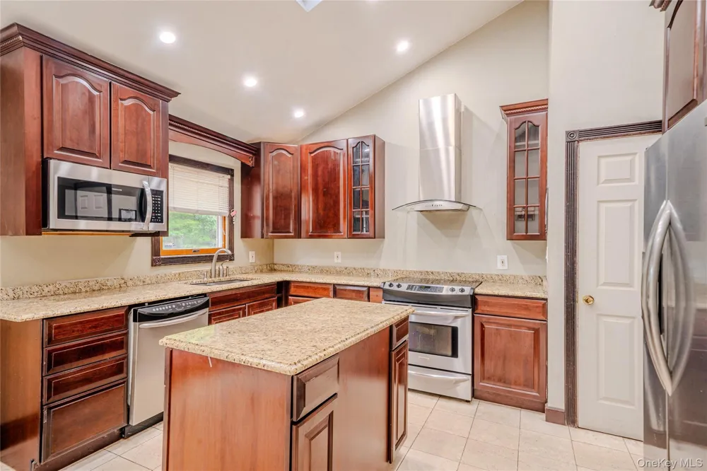 86 Overlook Drive East Islip, NY 11730